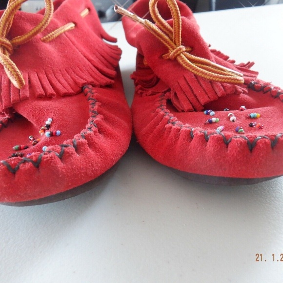 Huron Indians suede moccasins US 7 red with decorative beads - Picture 7 of 12